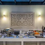Avra Boutique Hotel 4*